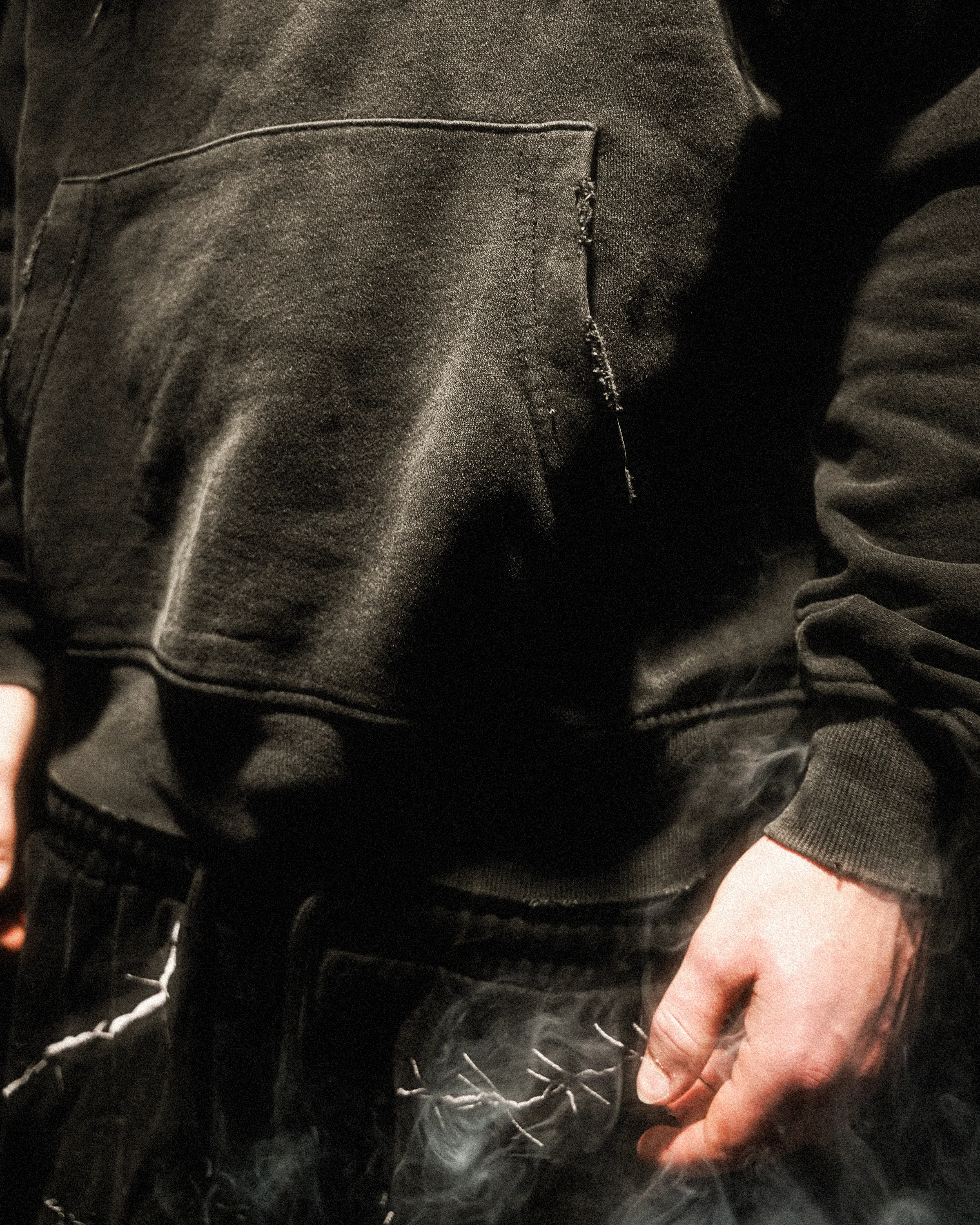 1968 (NOIR) HOODIE - Image 4
